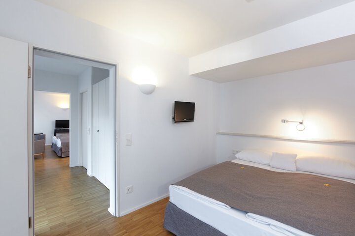Room 2 of 67
