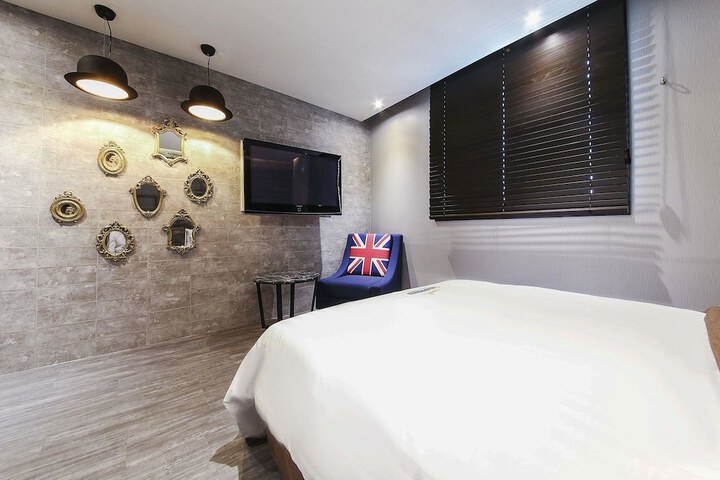 Room 7 of 48