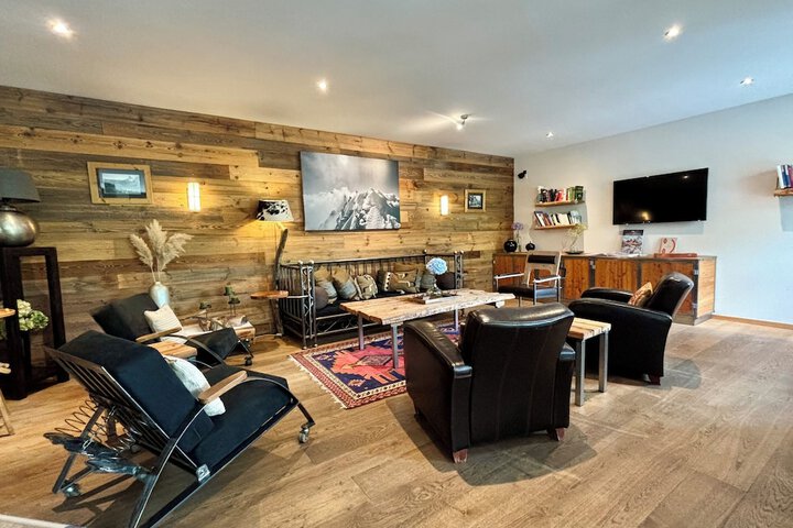 Lounge 73 of 86