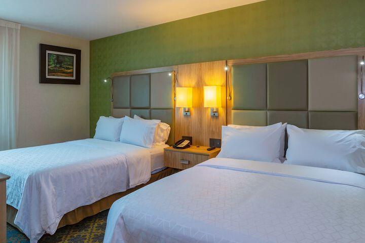 Room 10 of 76