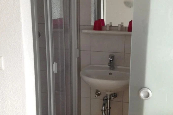 Room 6 of 18