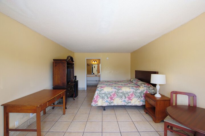 Room 5 of 9