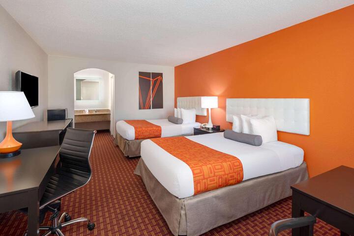 Double Accessible Queen Size Bed (5 of 8)