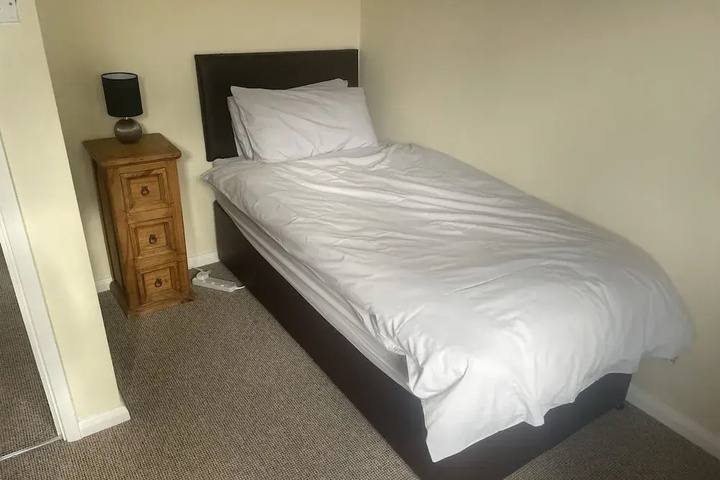3 bed House in Stoke on trent Free Sky Free Wifi