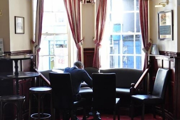 Lounge 7 of 13