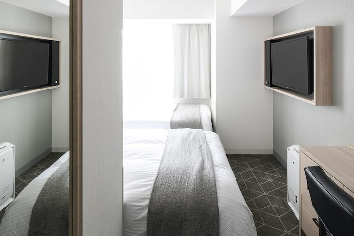 Room 14 of 90