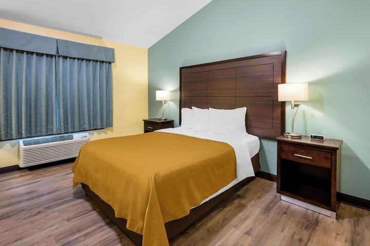 1 Queen Bed (15 of 18)