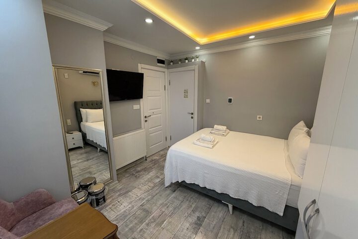 Room 6 of 105
