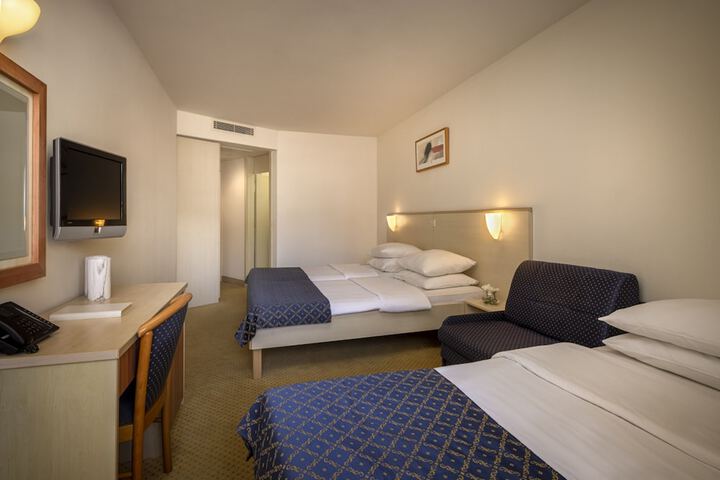 Room 4 of 44