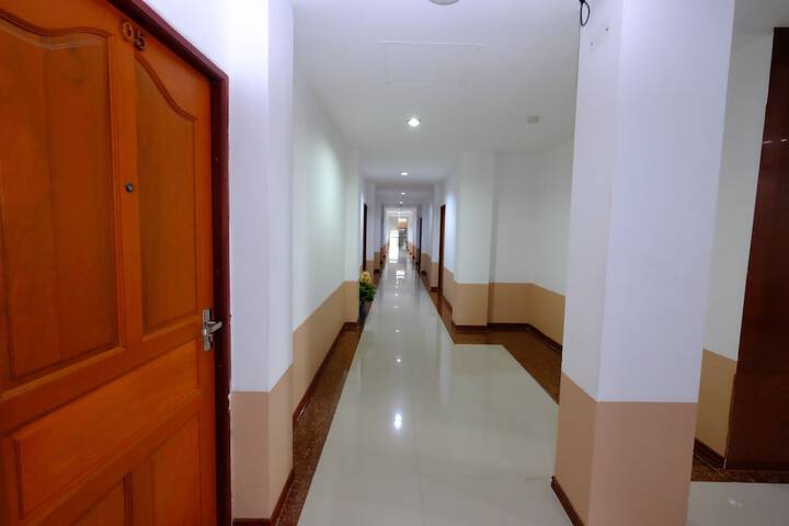 Ballroom/Hall 28 of 39