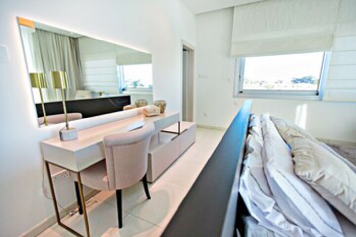Room 6 of 32