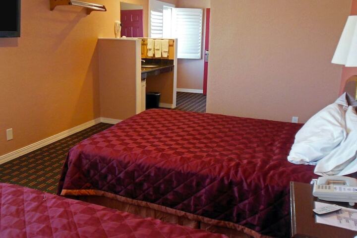 1 Queen Bed (13 of 15)
