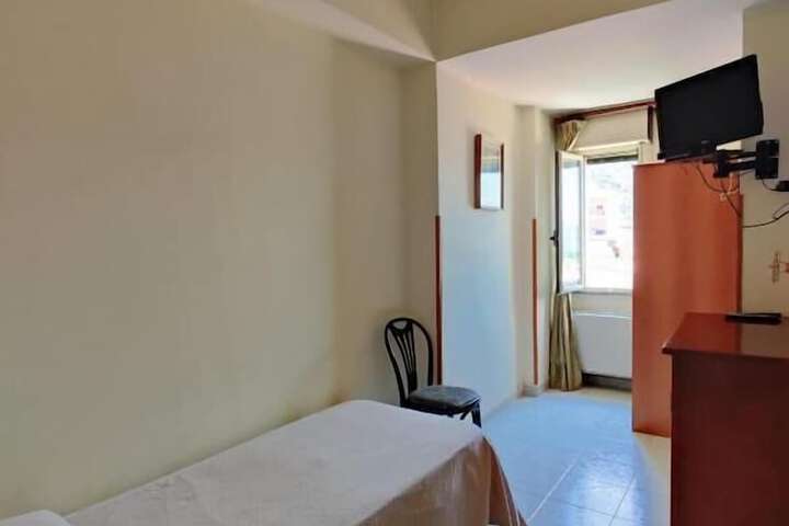 Room 17 of 28