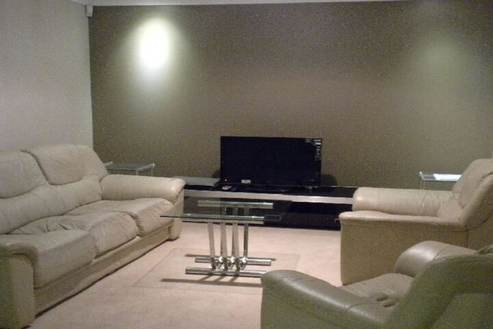 Room 6 of 9