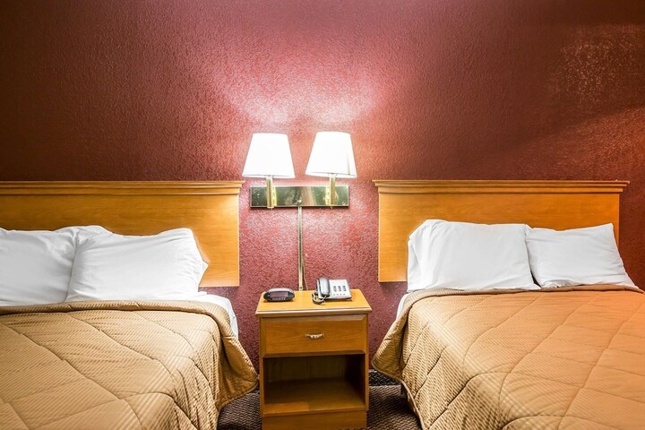 2 Double Beds (1 of 6)