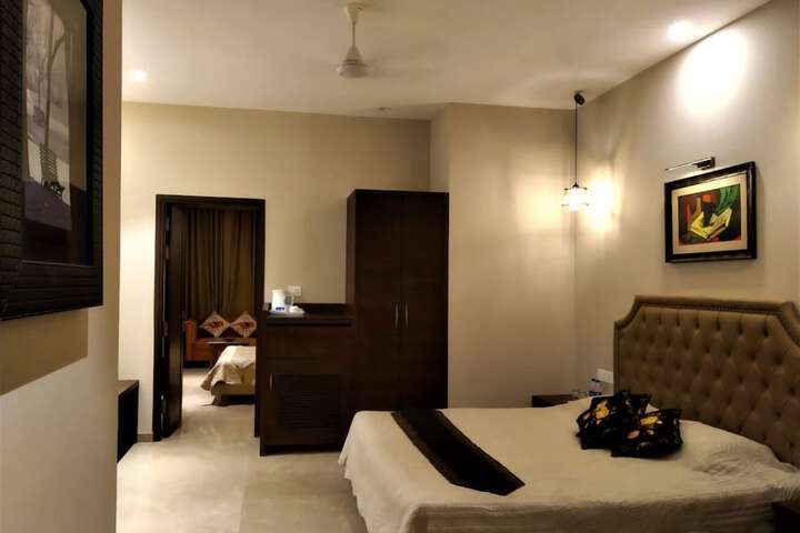 Room 9 of 15