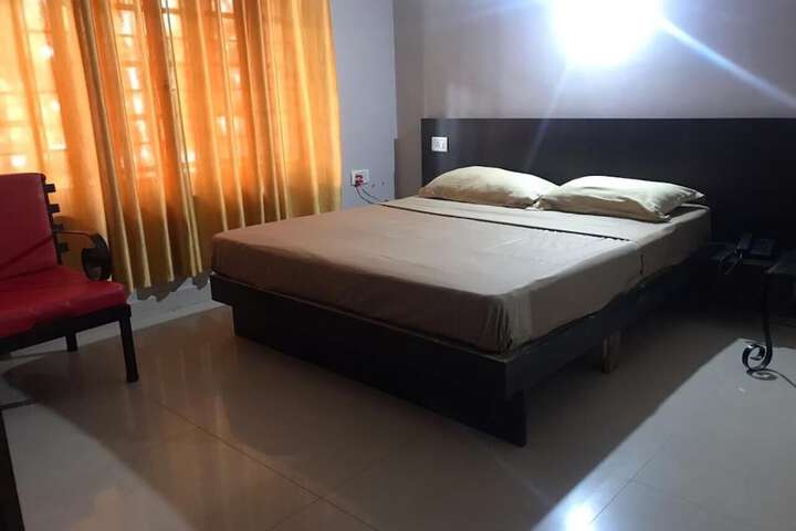 Room 13 of 33
