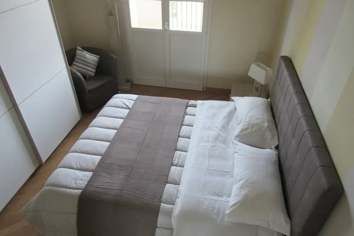Room 2 of 10