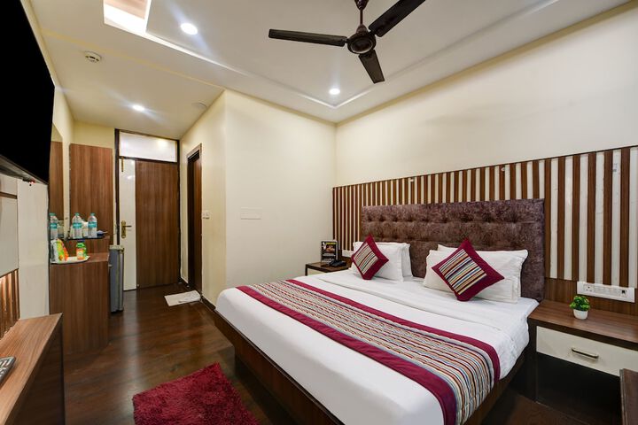 Room 2 of 10