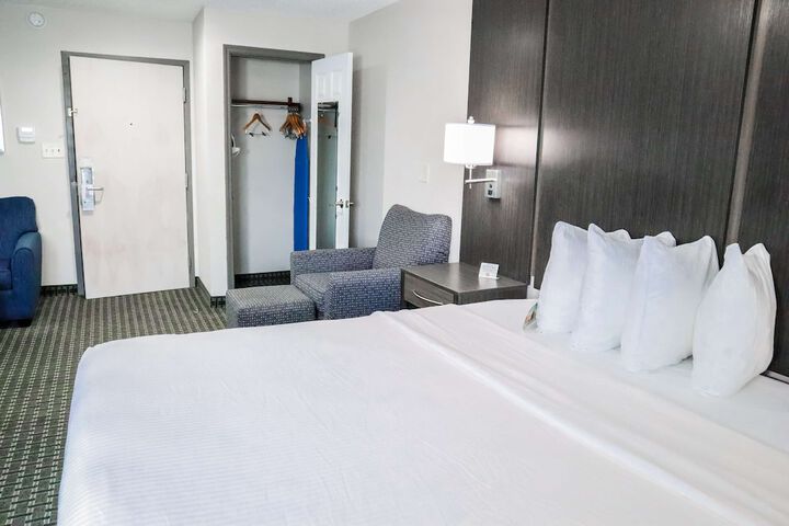 1 King Bed Ground Floor Flat Screen Television High Speed Internet Accessible Microwave (11 of 15)