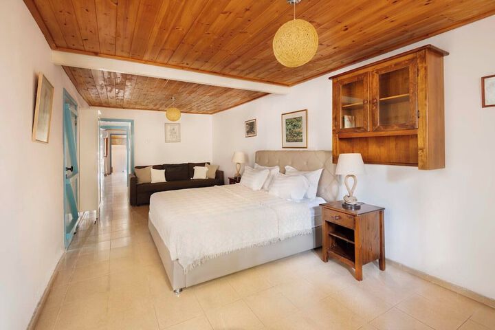 Room 3 of 68