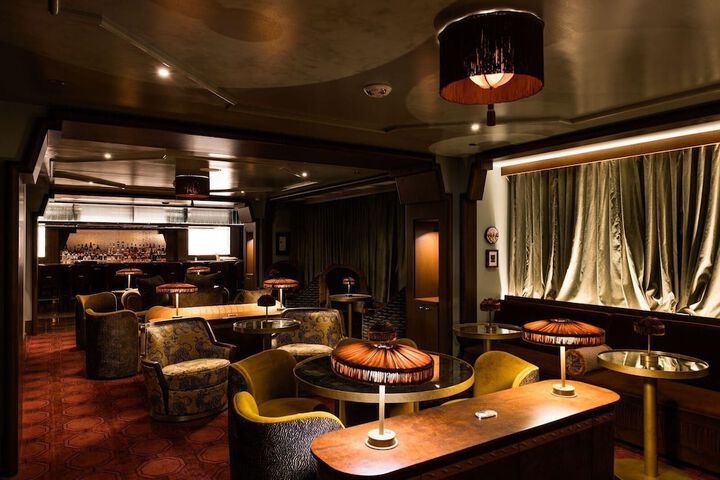 Lounge 32 of 39
