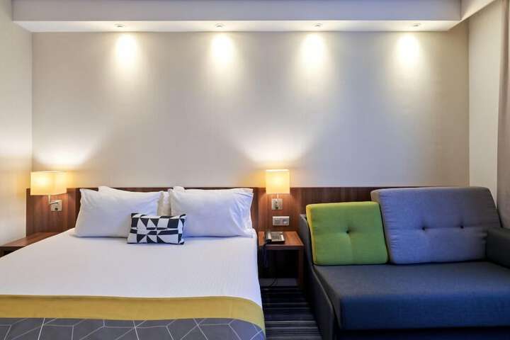 Room 32 of 84