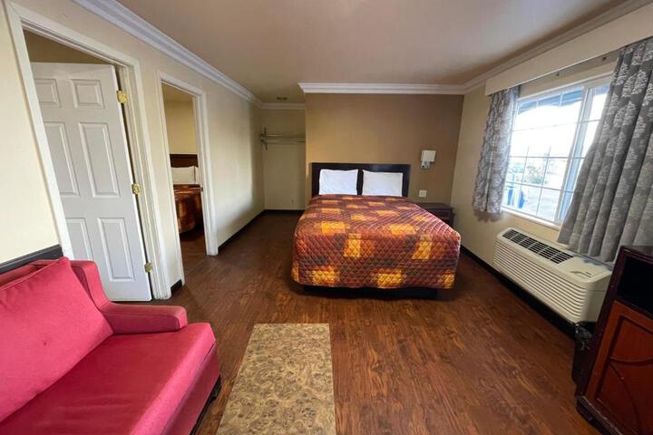 1 King Bed (2 of 8)