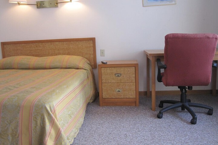 Room 10 of 16