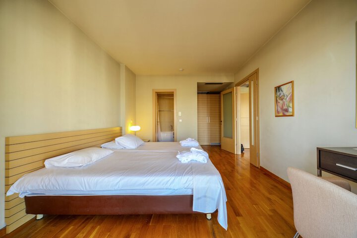 Room 20 of 166