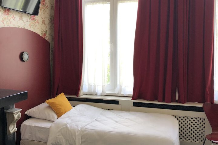 Room 6 of 44