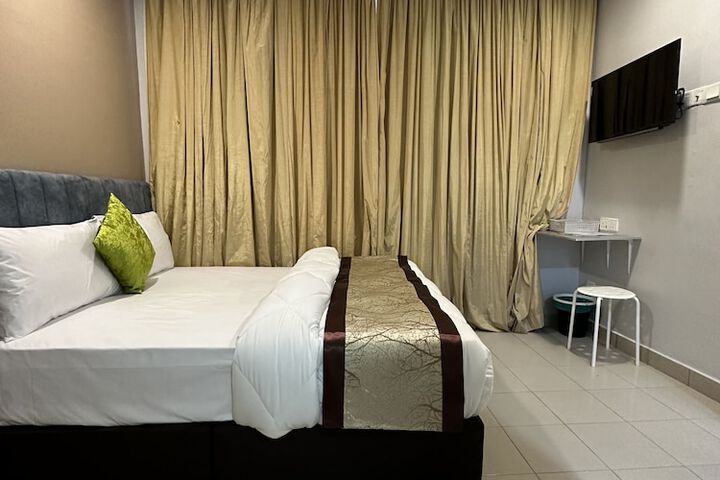 Room 33 of 80