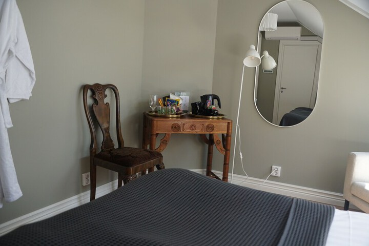 Room 25 of 102