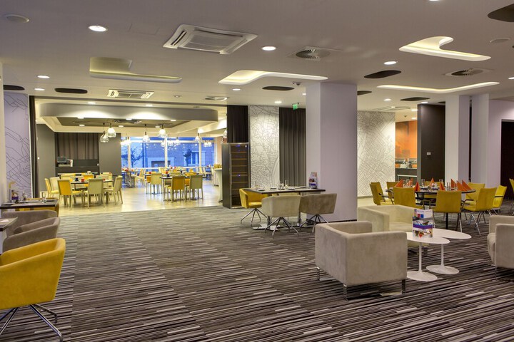 Lounge 68 of 118