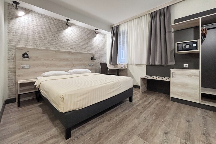 Room 4 of 18