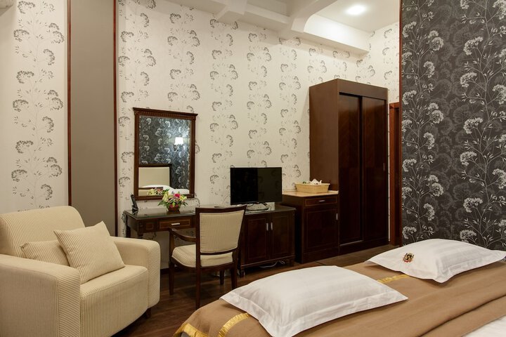 Room 5 of 33