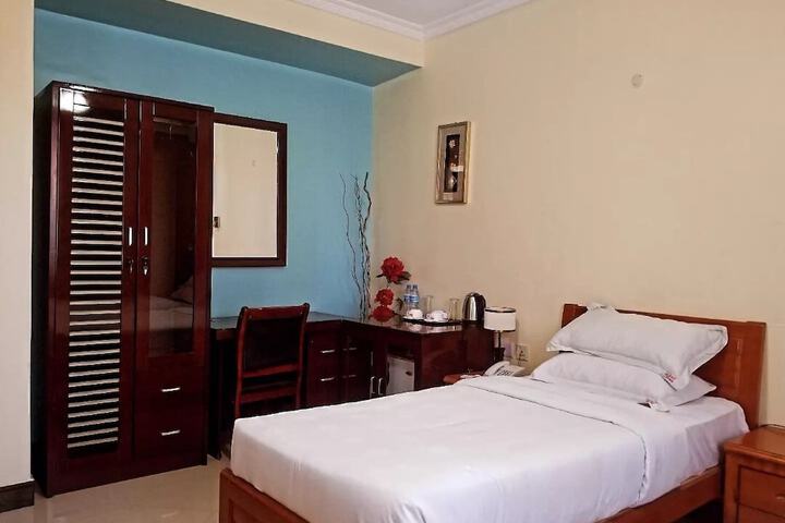 Room 8 of 16