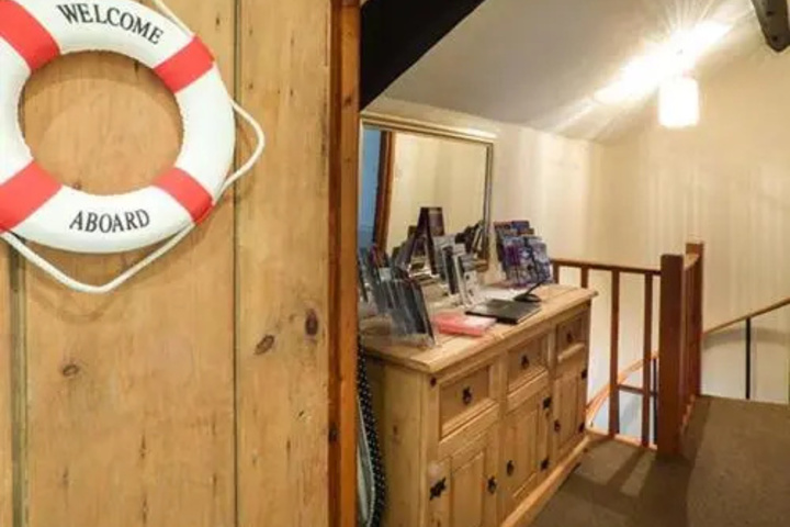 Room 6 of 14