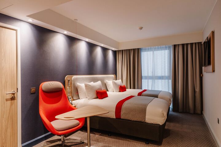 Room 4 of 32