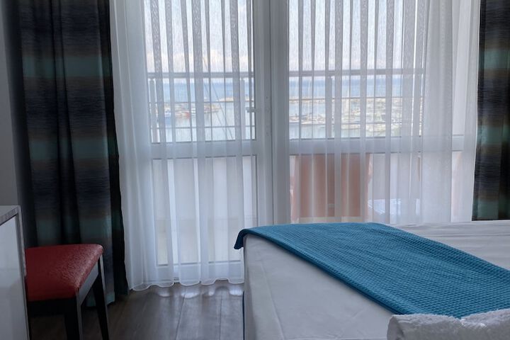 Room 27 of 78