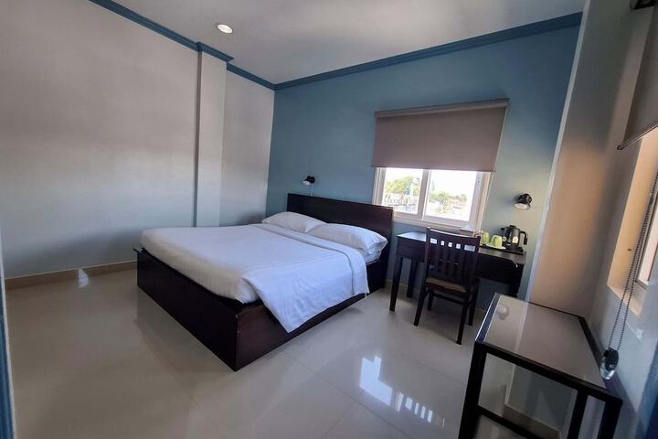 Room 27 of 34