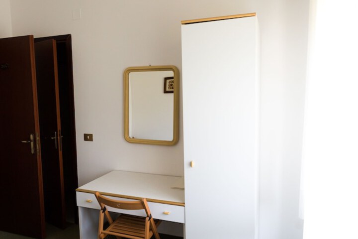 Room 10 of 20
