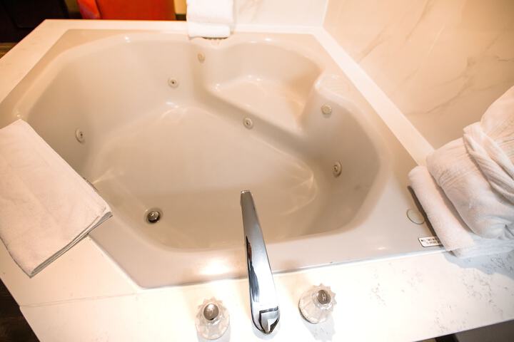 Jetted tub