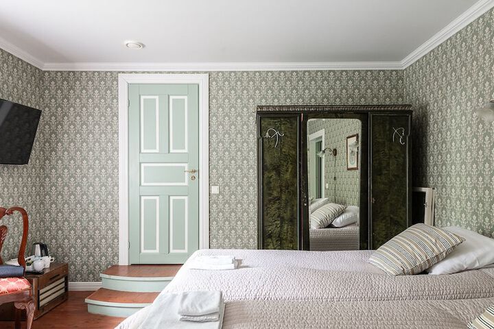 Room 17 of 36