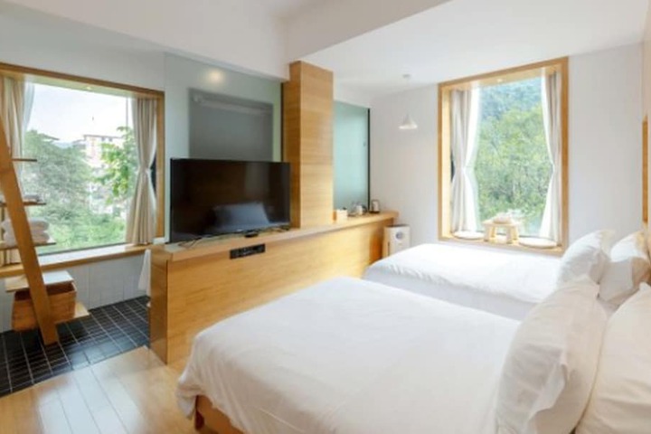 Room 5 of 20