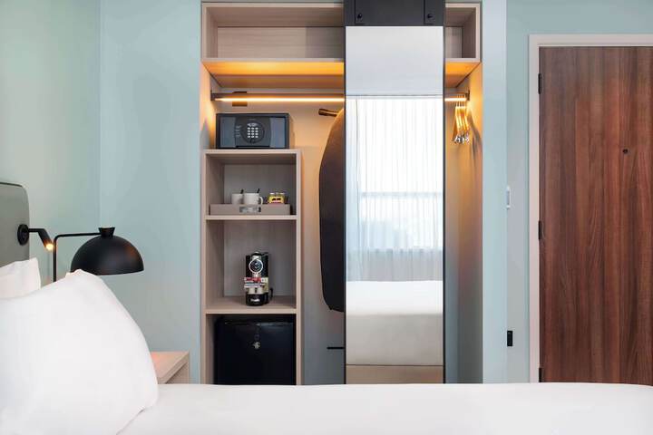 Room 33 of 83