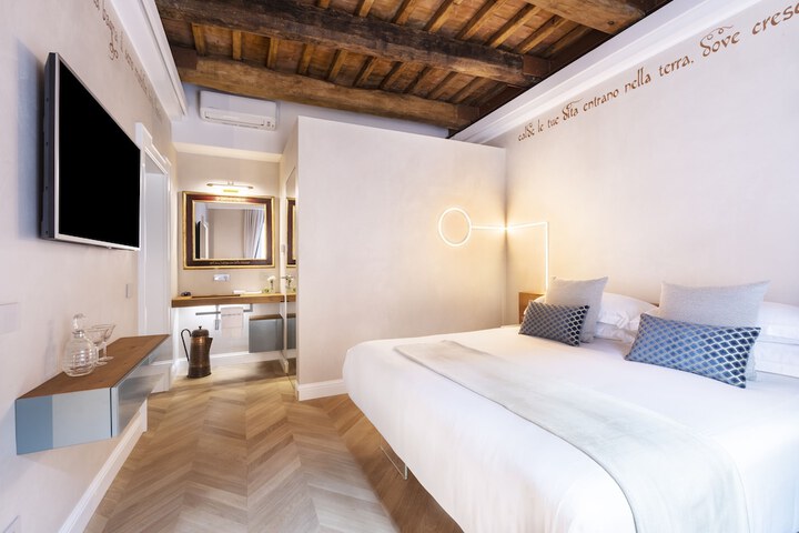 Room 8 of 90