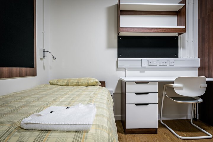 Room 32 of 83