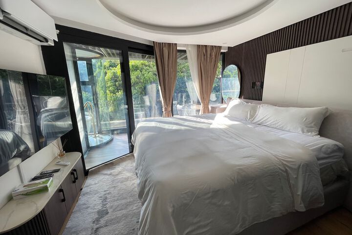 Room 13 of 30