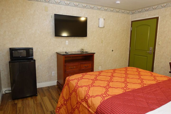 1 Queen Bed (24 of 41)